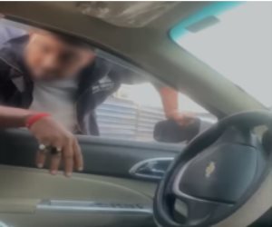بعد تداول الفيديو.. "ضبط سايس" تعدى بالسب على قائد سيارة ومساومته على دفع مبلغ مالي بالجيزة