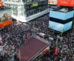 حدث في أمريكا .. 7 ملايين شخص يشاركون فى احتجاجات "لا للملوك" ضد ترامب .. صور وفيديو
