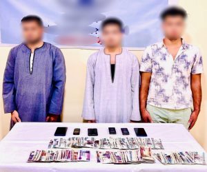 ضبط ثلاثة أشخاص بالمنيا بتهمة النصب على المواطنين وانتحال صفة خدمة عملاء أحد البنوك