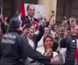 الجالية المصرية في بروكسل تستقبل الرئيس السيسي بأعلام مصر.. فيديو