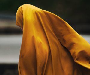 الافتاء توضح حكم صلاة المرأة بالنقاب