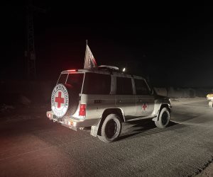 إعلام فلسطيني: الفصائل الفلسطينية تسلّمان جثة أسير إسرائيلى إلى الصليب الأحمر