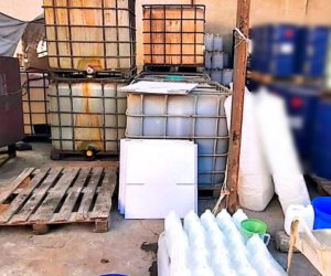 ضبط 3 أشخاص بالقليوبية لقيامهم بإدارة مصنعين بدون ترخيص لإنتاج المخصبات الزراعية ضبط 3 أشخاص بالقليوبية لقيامهم بإدارة مصنعين بدون ترخيص لإنتاج المخصبات الزراعية