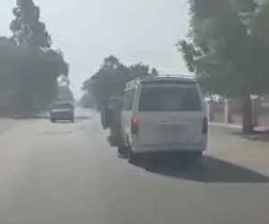 أمن سوهاج يضبط قائد ميكروباص للسير وباب السيارة الأمامى مفتوح معرضاً حياته والمواطنين للخطر