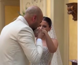 حاتم صلاح يقبل يد عروسه فى حفل زفافه.. فيديو وصور
