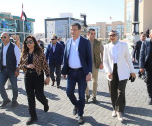 وزيرا التنمية والزراعة ومحافظ الوادي يتفقدون مجمع الخدمات الذكيه بالخارجة 