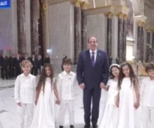 الرئيس السيسى يستجيب للأطفال بالتقاط صورة تذكارية قبيل بدء احتفالية وطن السلام الرئيس السيسى يستجيب للأطفال بالتقاط صورة تذكارية قبيل بدء احتفالية وطن السلام