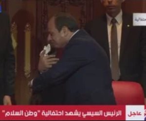 صافحها وجلست بجواره.. تعالى.. الرئيس السيسى يستجيب لطفلة فلسطينية طلبت لقائه باحتفالية وطن السلام صافحها وجلست بجواره.. تعالى.. الرئيس السيسى يستجيب لطفلة فلسطينية طلبت لقائه باحتفالية وطن السلام