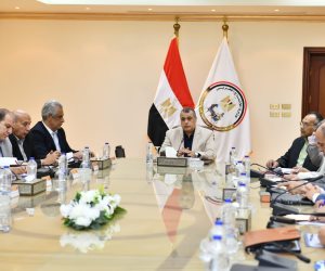 وزير الدولة للإنتاج الحربي يتابع مع رؤساء الشركات موقف المشروعات الجاري تنفيذها وزير الدولة للإنتاج الحربي يتابع مع رؤساء الشركات موقف المشروعات الجاري تنفيذها