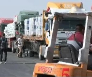 مصر تواصل إرسال مساعداتها إلى غزة.. وصول شحنات وقود وغاز "فيديو" مصر تواصل إرسال مساعداتها إلى غزة.. وصول شحنات وقود وغاز "فيديو"