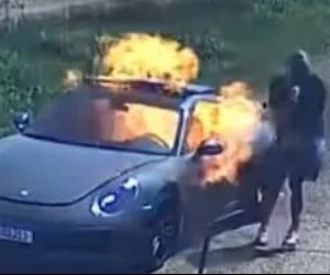 حدث في البرازيل .. مواطن يشعل النار فى سيارته البورش طمعا فى التأمين والكاميرات تفضحه.. فيديو
