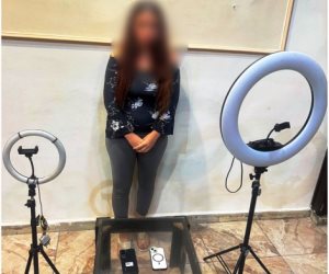 ضبط صانعة محتوى لنشرها مقاطع فيديو تتضمن قيامها بالرقص بملابس خادشة للحياء ضبط صانعة محتوى لنشرها مقاطع فيديو تتضمن قيامها بالرقص بملابس خادشة للحياء