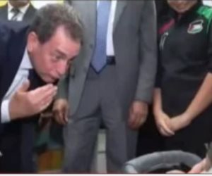 سفير فرنسا بالقاهرة يمازح رضيعة من غزة داخل مستشفى العريش ويرسل لها قبلات