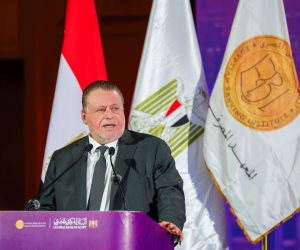 محافظ البنك المركزي يشهد حفل تخرج دفعات جديدة من برنامج "قيادات المستقبل" بالمعهد المصرفي المصري محافظ البنك المركزي يشهد حفل تخرج دفعات جديدة من برنامج "قيادات المستقبل" بالمعهد المصرفي المصري