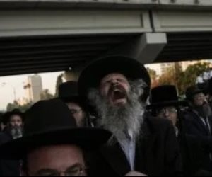 فوضى فى القدس بسبب مظاهرات الحريديم ضد قانون التجنيد الإجبارى.. فيديو فوضى فى القدس بسبب مظاهرات الحريديم ضد قانون التجنيد الإجبارى.. فيديو