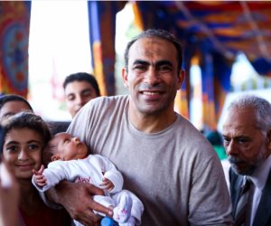 مشاركة طفل رضيع برفقة والديه فى انتخابات الأهلي لاختيار مجلس إدارة جديد.. صور مشاركة طفل رضيع برفقة والديه فى انتخابات الأهلي لاختيار مجلس إدارة جديد.. صور