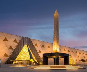 المسلة المُعلقة تزين المتحف المصري الكبير.. تجربة بصرية نادرة تمزج بين رهبة التاريخ ودهشة التكنولوجيا المسلة المُعلقة تزين المتحف المصري الكبير.. تجربة بصرية نادرة تمزج بين رهبة التاريخ ودهشة التكنولوجيا