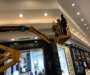 أمن الإسكندرية ينقذ قطة محتجزة أعلى واجهة أحد المحال التجارية أمن الإسكندرية ينقذ قطة محتجزة أعلى واجهة أحد المحال التجارية