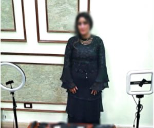 ضبط صانعة محتوى لنشرها مقاطع فيديو بمواقع التواصل تتضمن قيامها بالرقص بصورة خادشة للحياء ضبط صانعة محتوى لنشرها مقاطع فيديو بمواقع التواصل تتضمن قيامها بالرقص بصورة خادشة للحياء