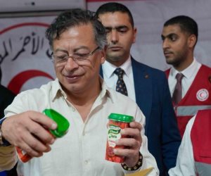 رئيس كولومبيا يشارك في تعبئة المساعدات المصرية المقدمة لقطاع غزة