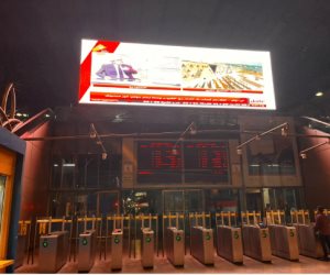 شاشات داخل محطة مصر برمسيس تعرض احتفالية افتتاح المتحف الكبير.. صور