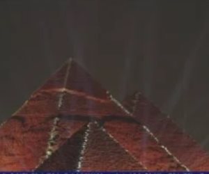 الأهرامات تضئ احتفالا بافتتاح المتحف المصرى الكبير