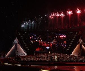 عمرو دياب يهنئ مصر بمناسبة افتتاح المتحف الكبير من حفله فى دبى