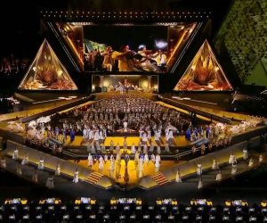 وكالة الأنباء الفرنسية: «ألعاب نارية وطائرات ترسم الفرعونية في السماء.. مصر تحتفل بافتتاح المتحف الكبير» (فيديو)