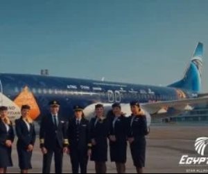 مصر للطيران تحلق بطائرة مزينة بالكامل بشعار المتحف المصرى حول العالم.. صور وفيديو
