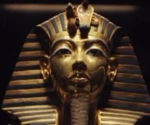 وثائقي يرصد نقل قناع توت عنخ آمون من التحرير إلى المتحف الكبير.. فيديو