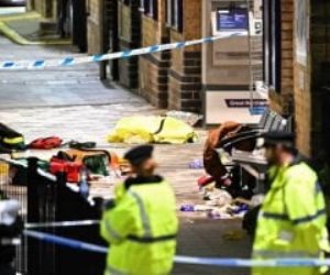 أخر تطورات حادث بريطانيا .. ضحايا الطعن ملطخين بالدماء يركضون عبر عربات السكة الحديد