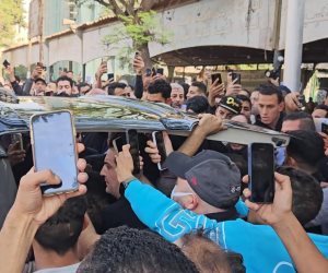 تزاحم وتدافع على محمد رمضان أثناء تشييع جنازة والده 