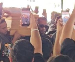 محمد رمضان يرافق جثمان والده لأداء الصلاة عليه بمسجد مصطفى محمود