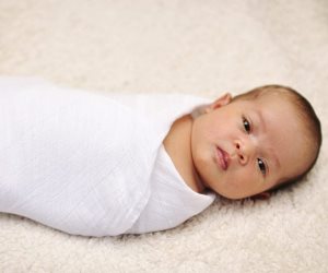 مصرع رضيع سقط من يد والدته أثناء مداعبته أعلى سطح المنزل فى أسيوط