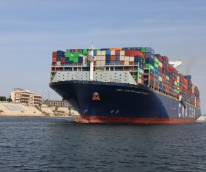 قناة السويس تشهد عبور أكبر سفينة حاويات منذ عامين 