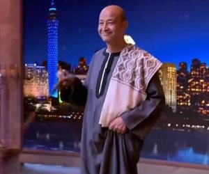 عمرو أديب يظهر بالجلابية على الهواء ويرد على سمر فرج فودة: “فخر غير طبيعي”