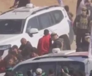 القناة 12 الإسرائيلية : الصليب الأحمر تسلم جثة أحد المختطفين من قطاع غزة