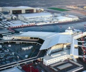 مطار الكويت الدولي يستأنف حركة الطيران بعد توقفها بسبب الضباب الكثيف