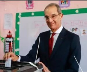 وزير الاتصالات يدلي بصوته بانتخابات النواب بلجنة المدرسة اليابانية في الشيخ زايد