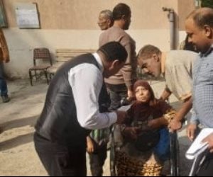 فى لفتة إنسانية .. قاض بصفط اللبن يخرج من لجنته لمساعدة سيدة على كرسى متحرك.. صور