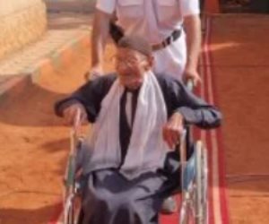 مسن على كرسي متحرك يدلي بصوته في انتخابات مجلس النواب بسوهاج