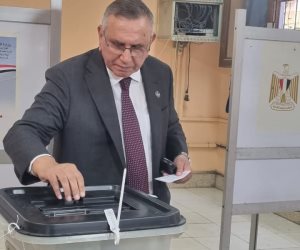 د. عبدالسند يمامة يدلي بصوته في لجنة مدرسة بدر بالدقي 