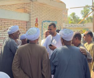 مشهد صعيدي أصيل.. مرشح العدل حسين هريدي يدلي بصوته بالجلابية في البراهمة