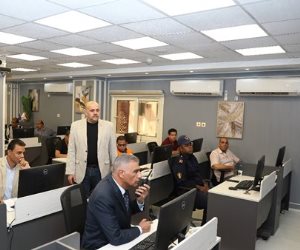 محافظ أسوان يتابع سير الانتخابات من داخل مركز السيطرة