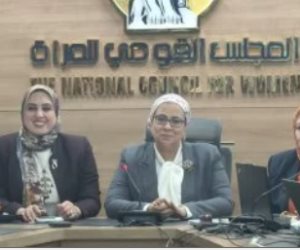 المستشارة أمل عمار تتابع تصويت السيدات فى انتخابات النواب من غرفة عمليات قومى المرأة