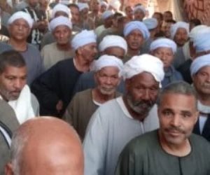 طوابير للناخبين أمام لجان قرية العشى بالأقصر للتصويت بانتخابات النواب