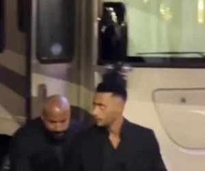 لماذا استعان محمد رمضان بكرفان في عزاء والده؟ اعرف التفاصيل .. فيديو وصور