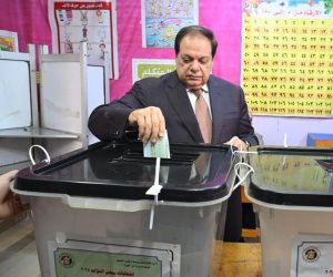 وكيلا مجلس النواب يدليان بصوتهما في انتخابات مجلس النواب بالجيزة