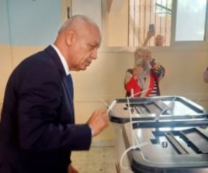 مصطفى بكرى يدلى بصوته بانتخابات مجلس النواب ويؤكد: المنافسة شديدة