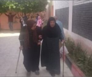 سيدتان تشاركان في انتخابات مجلس النواب بالحوامدية بالعكاز